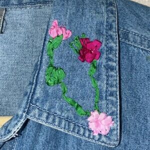 Vintage Ultra Feminine Embroidered Collar button-down denim sleeveless top